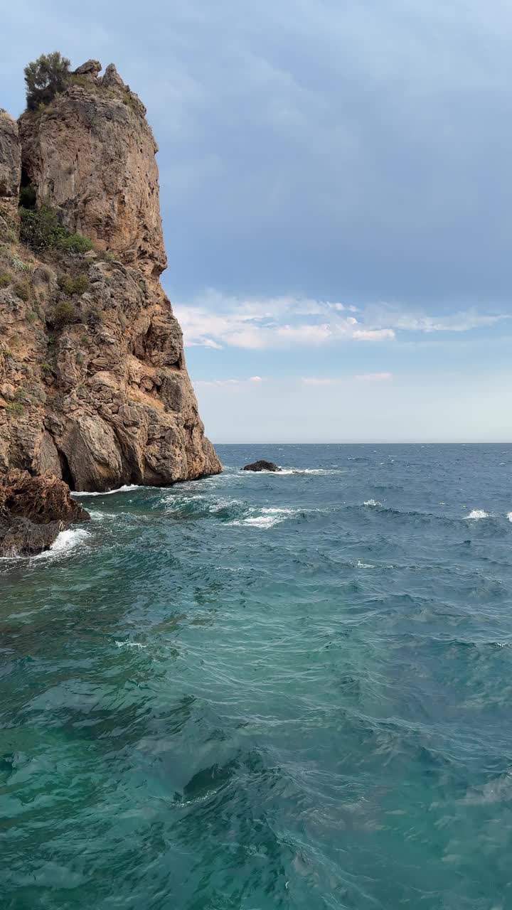 美丽的悬崖和平静的海浪视频下载