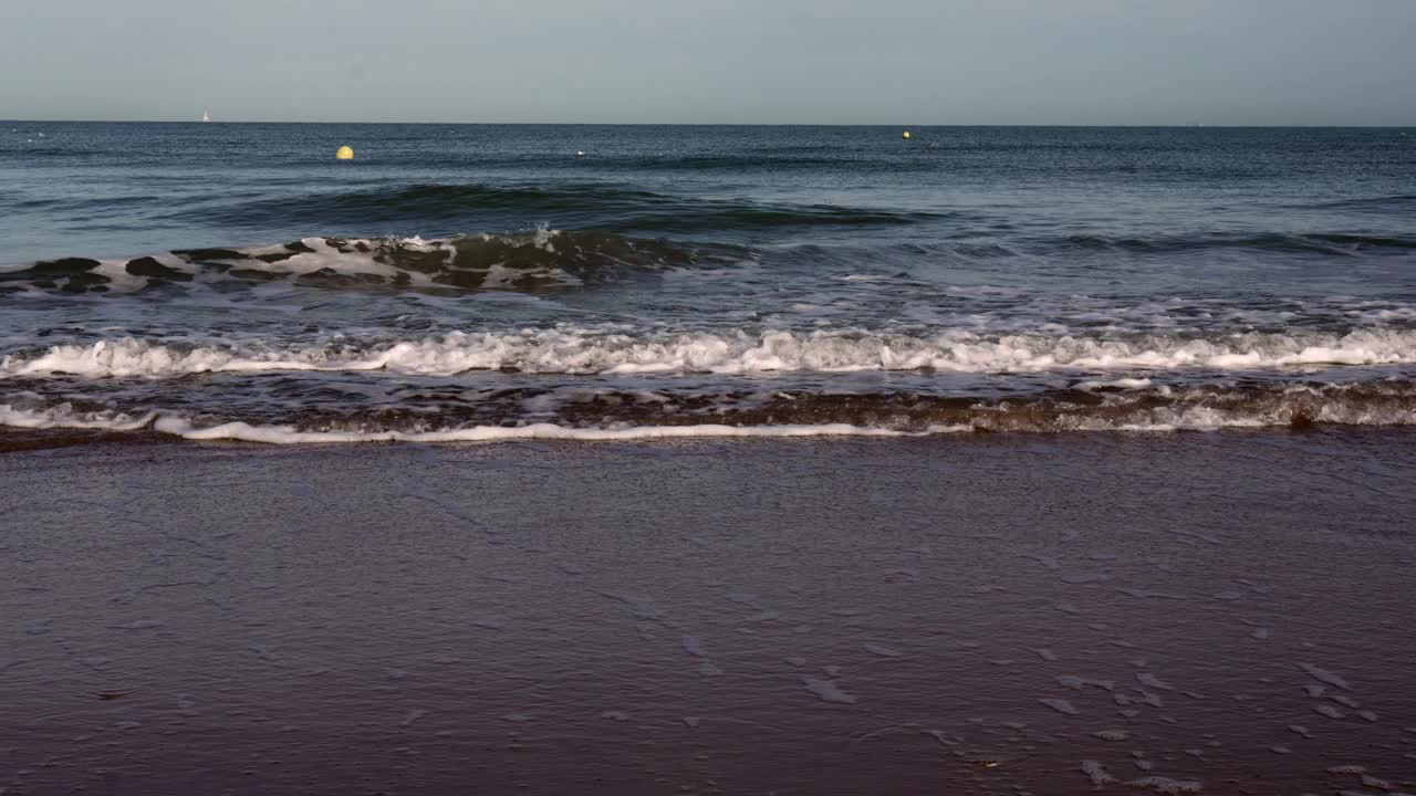 退潮时的波浪。视频下载