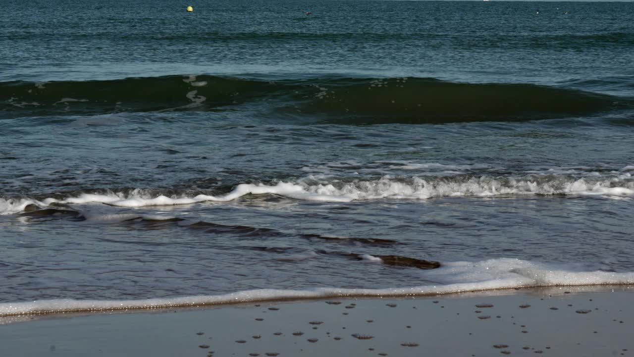 退潮时的波浪。视频素材