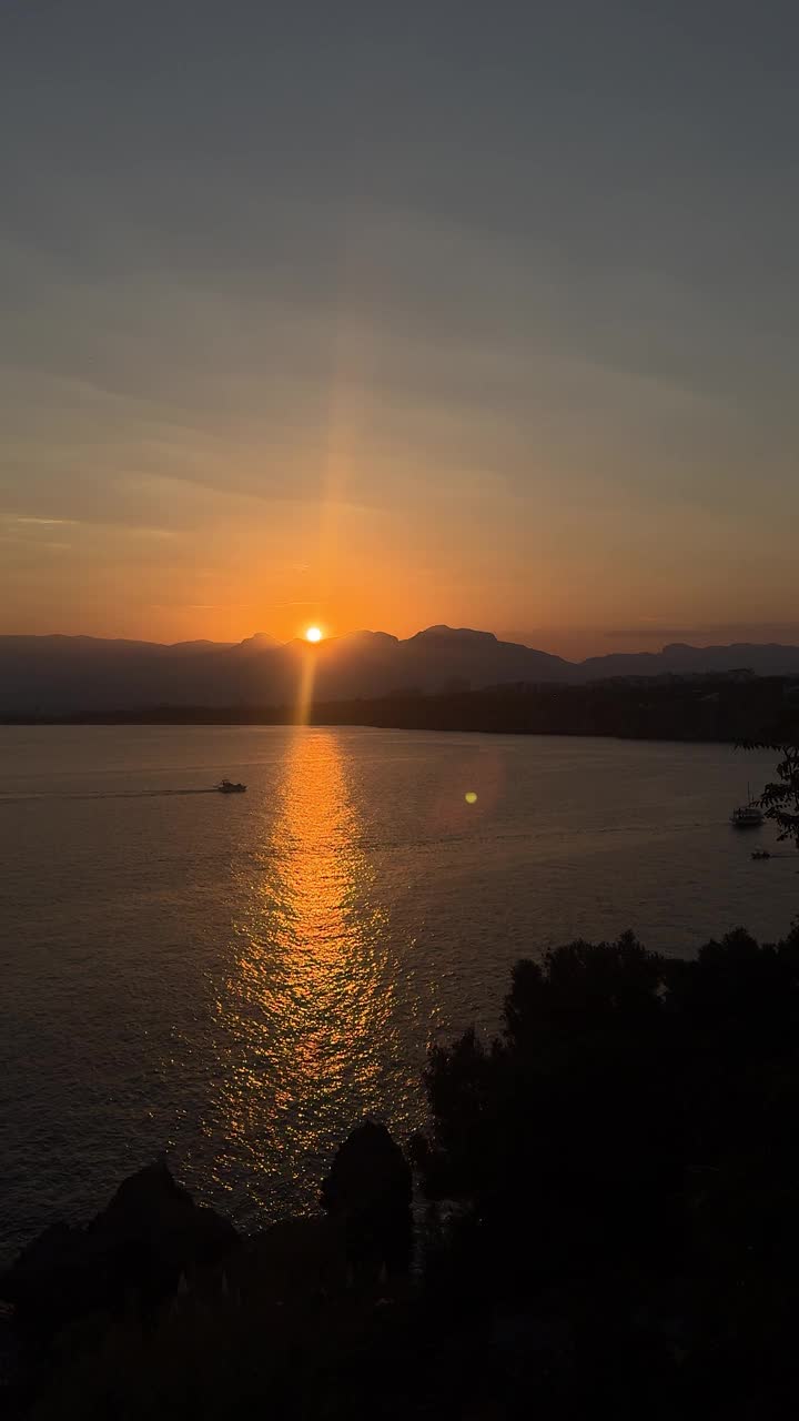 海滩上美丽的日落视频下载