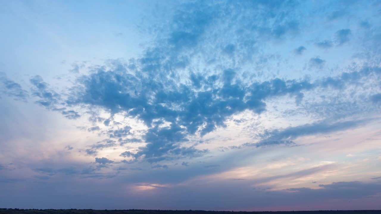 日落时河口水域上空风暴云的移动。阴天夏雨景观。运动云和全球变暖概念。雷暴天气下的自然环境视频素材