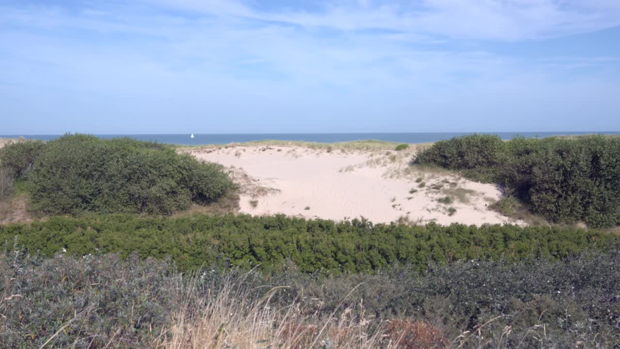 比利时海岸，地平线上的帆船。视频下载