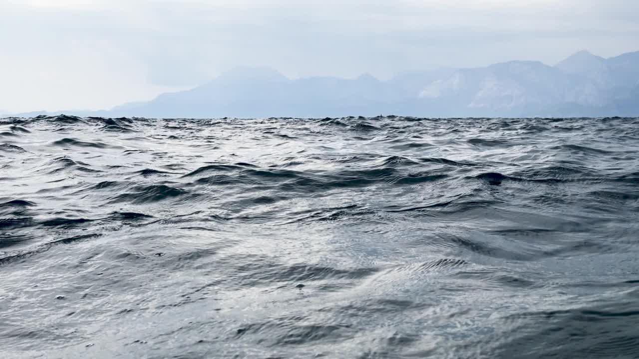 海滩上美丽的海浪视频下载