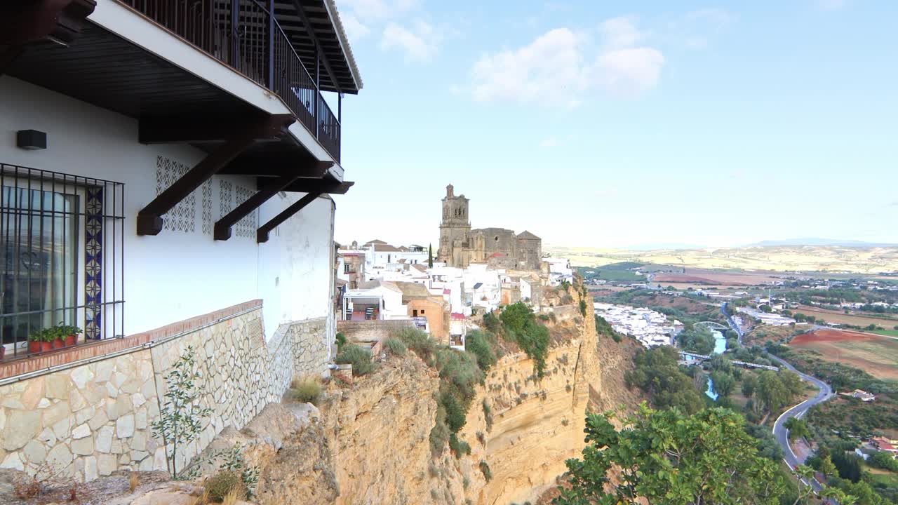 西班牙安达卢西亚的阿尔科斯·德拉·弗朗特拉景观。从Parador Nacional de Turismo de Arcos de la Frontera酒店的观景台。视频下载