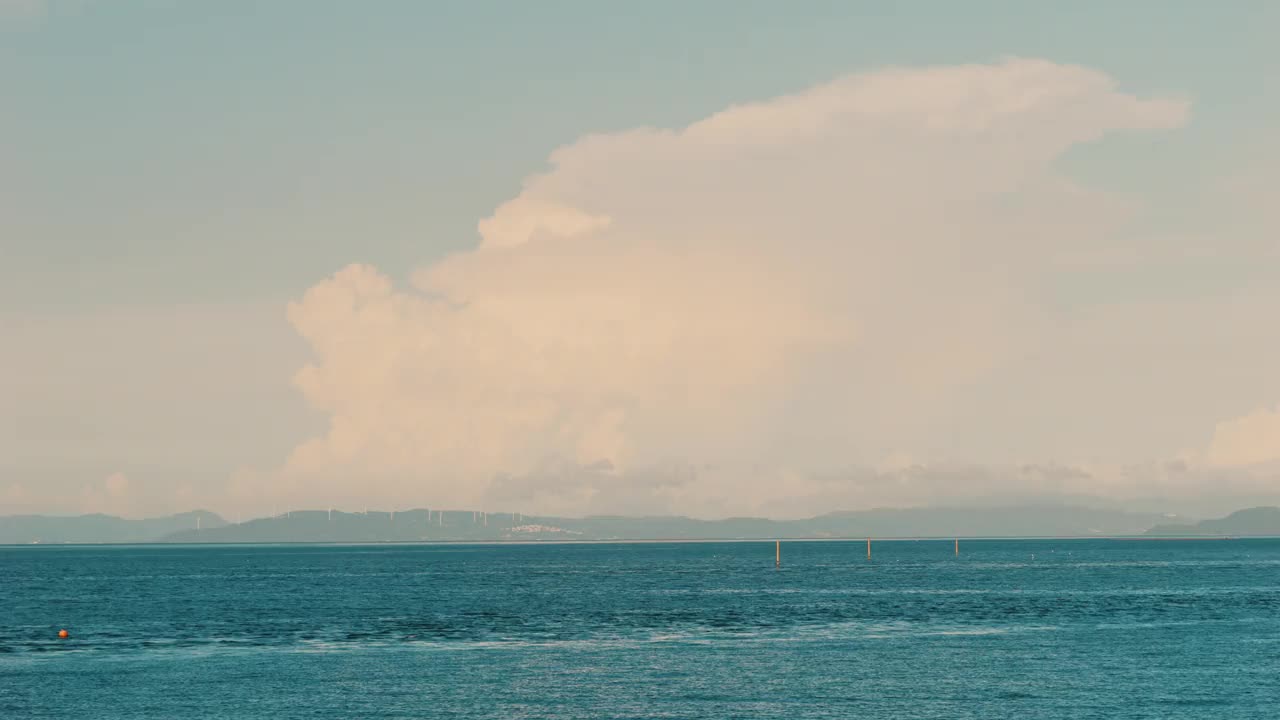 夏季，户外或旅游、暑假，雷雨或积雨云漂浮在海面上的壮观景象视频素材