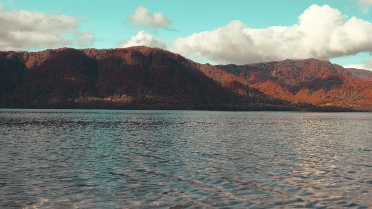 秋天或秋天的美丽山景和湖泊，日本青森县的武田湖，没有人视频下载