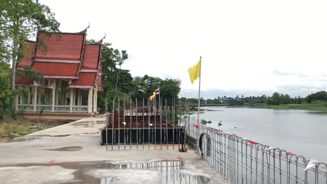 河岸上的泰国建筑之美。视频下载