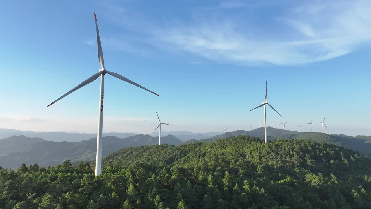 晴朗的天空下，山顶上的风力涡轮机视频下载