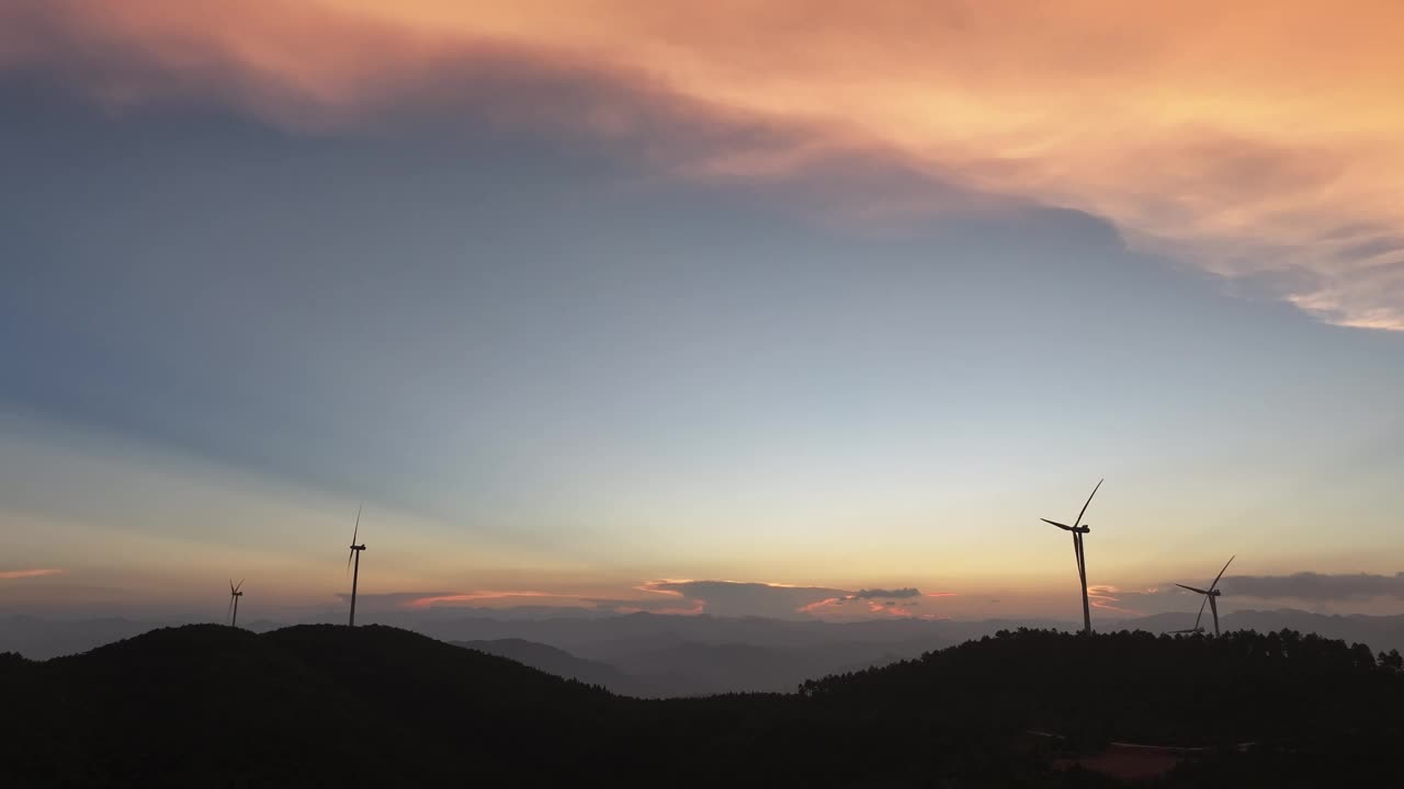 美丽的清晨天空，山顶上的风力涡轮机视频下载