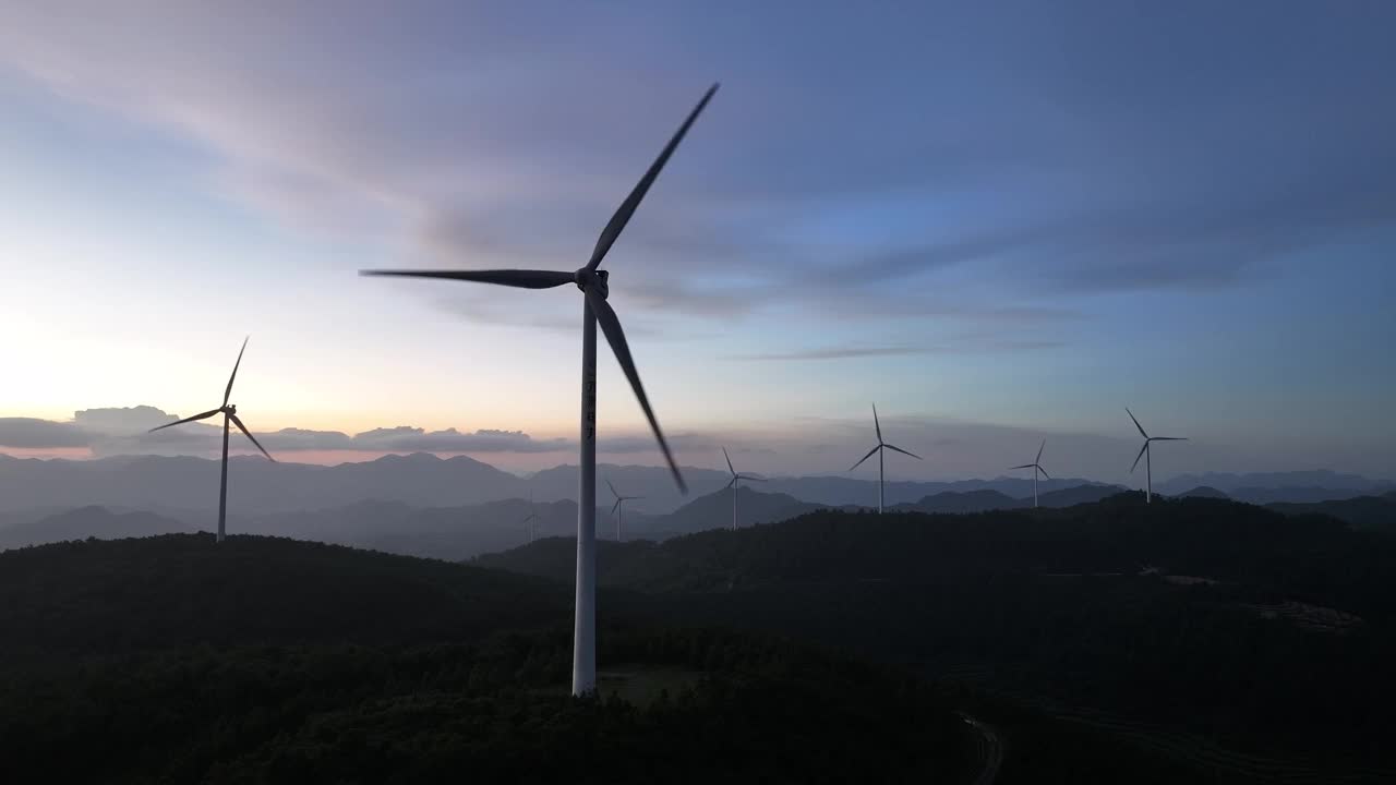 美丽的清晨天空，山顶上的风力涡轮机视频下载