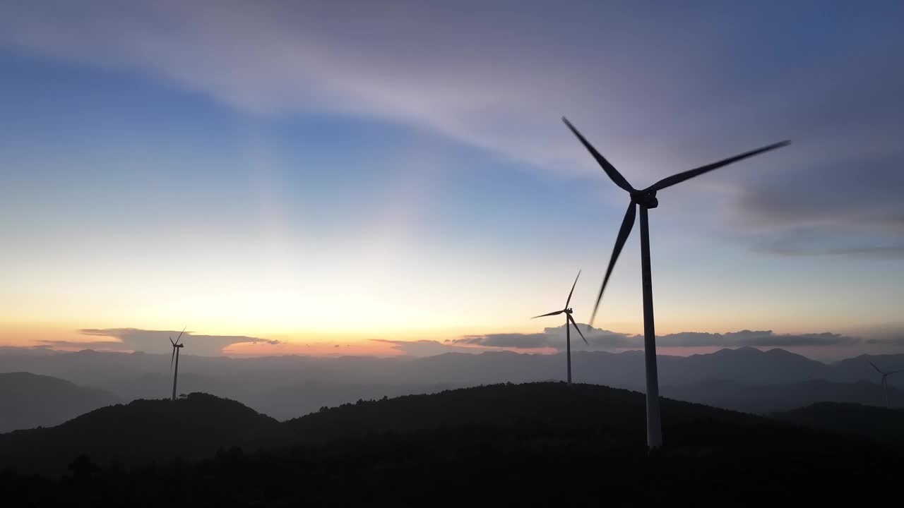 美丽的清晨天空，山顶上的风力涡轮机视频下载