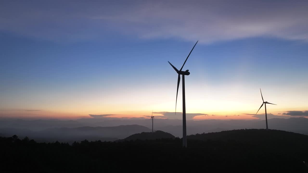 美丽的清晨天空，山顶上的风力涡轮机视频下载