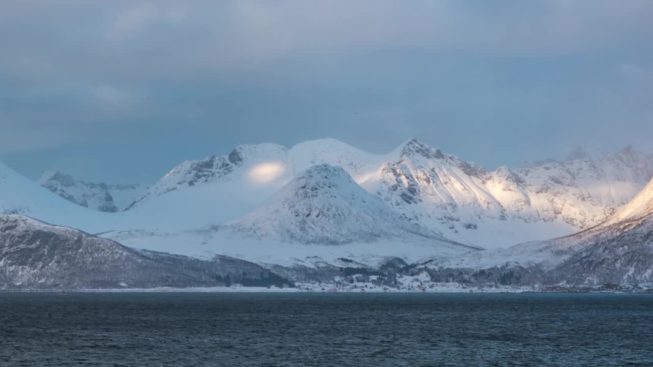 挪威特罗姆瑟的时间流逝白天到夜晚的冬季景观在罗维克内塞索玛罗伊视频素材