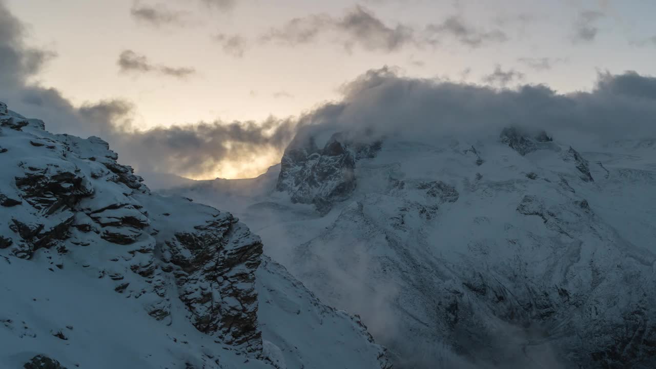 瑞士采尔马特的戈内格拉特(Gornergrat)延时拍摄，冬季从戈内格拉特(Gornergrat)观看罗萨山高峰和阿尔卑斯山脉的日出视频下载