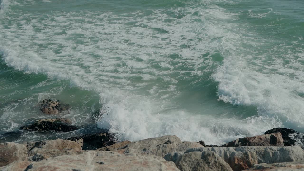 海浪冲击着葡萄牙海岸的岩石海岸线，展示了海洋的力量视频素材