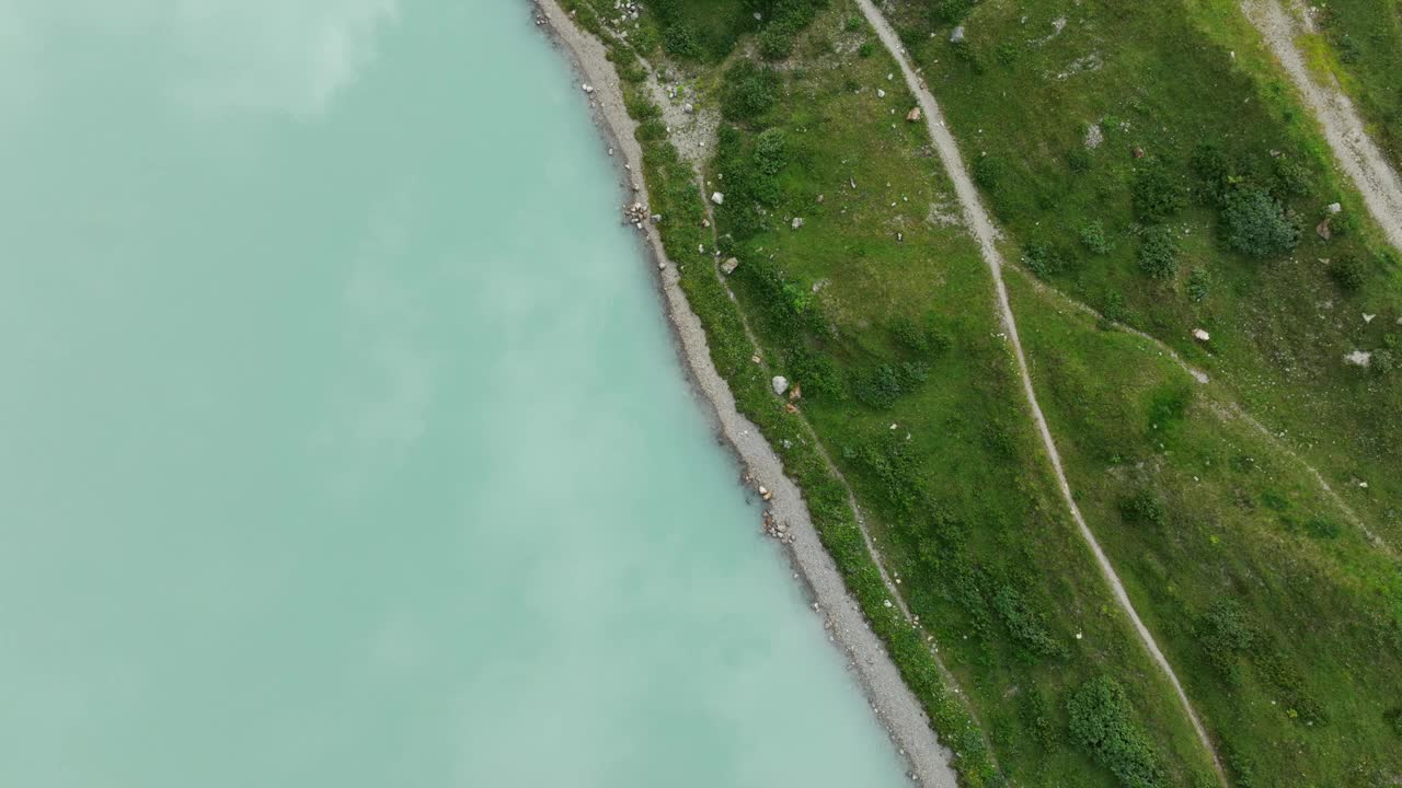 乡村风景中的湖泊。空中自顶轨道视频素材