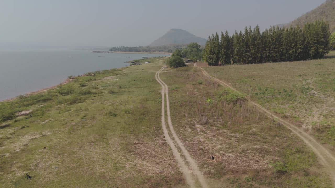 无人机拍摄的鸟瞰风景优美的乡村乡村道路视频素材