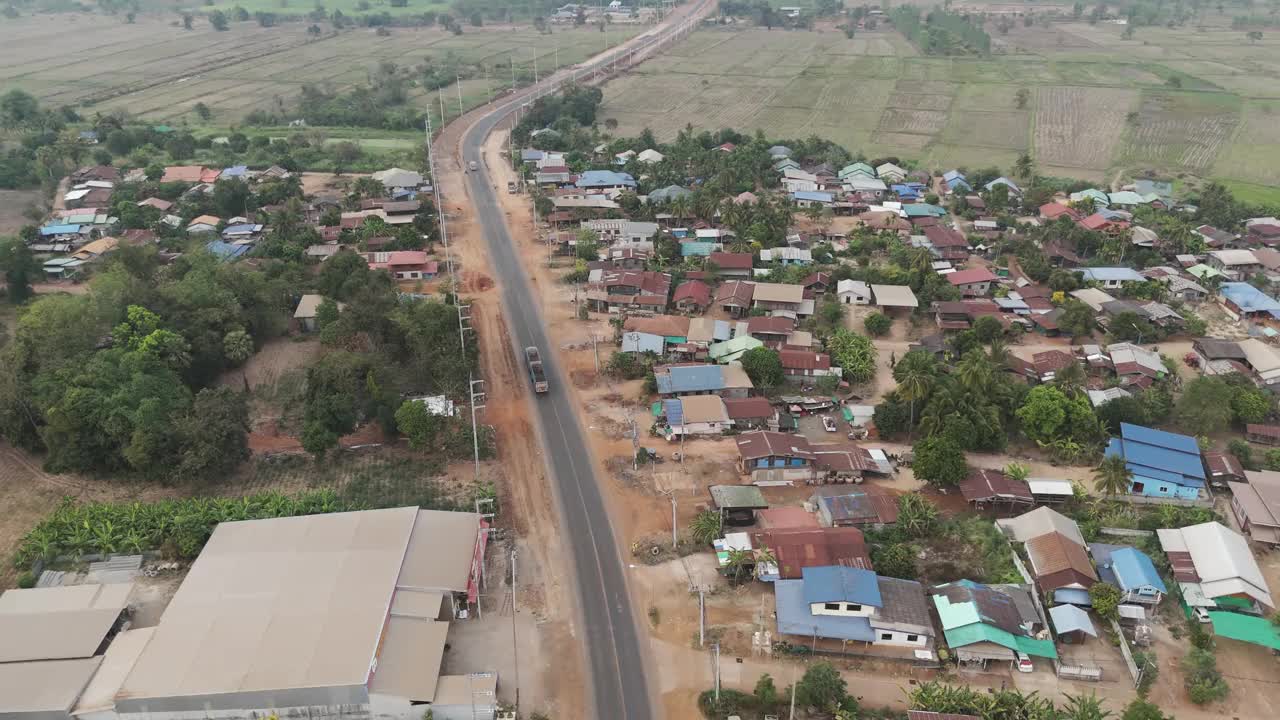 无人机拍摄的鸟瞰风景优美的乡村乡村道路视频素材