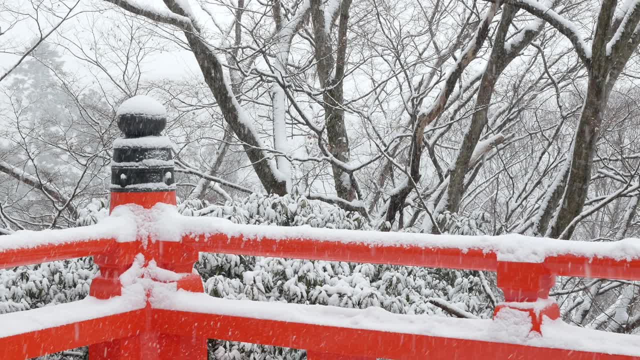 日本设计的红色阳台景观，在冬天的雪景中俯瞰山脉的自然景观视频下载