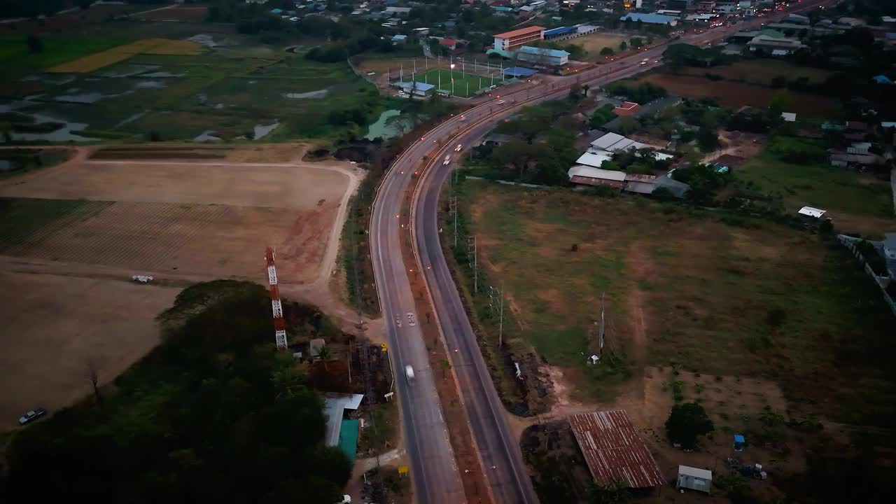 无人机拍摄的公路与交通在农村地方的时间推移视频下载