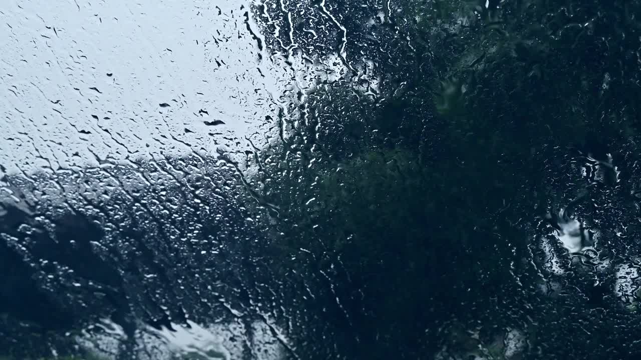 下雨时汽车玻璃窗上的露珠。视频素材