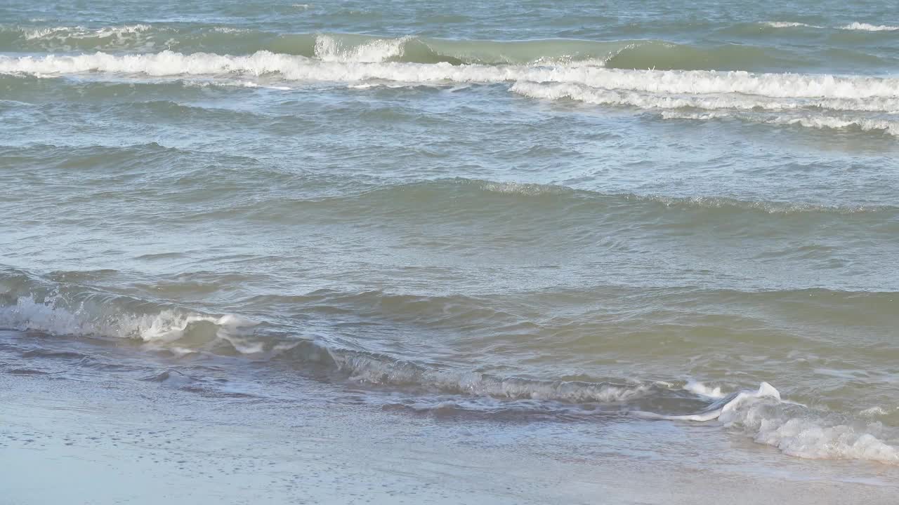 梦幻般的海浪冲击着富国岛白坎海滩的海岸视频素材