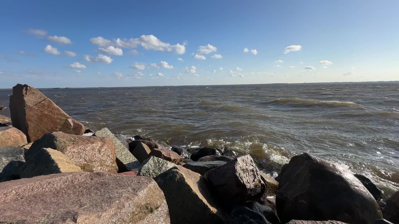 阳光明媚的海景在多风的肯普莱伦拉赫蒂湾，芬兰奥卢视频下载