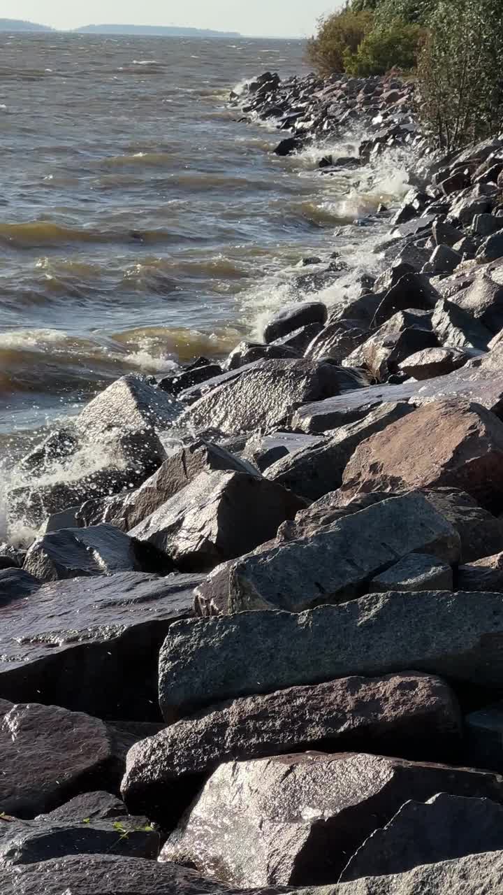 阳光明媚的海景在多风的肯普莱伦拉赫蒂湾，芬兰奥卢视频素材