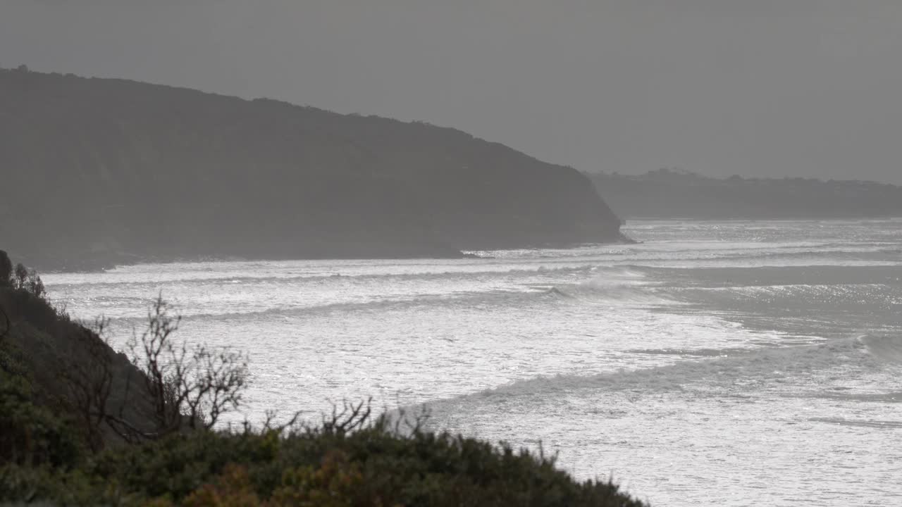 海浪滚滚而来，从贝尔斯海滩到Jan jun镇，紧靠澳大利亚的托基。视频下载