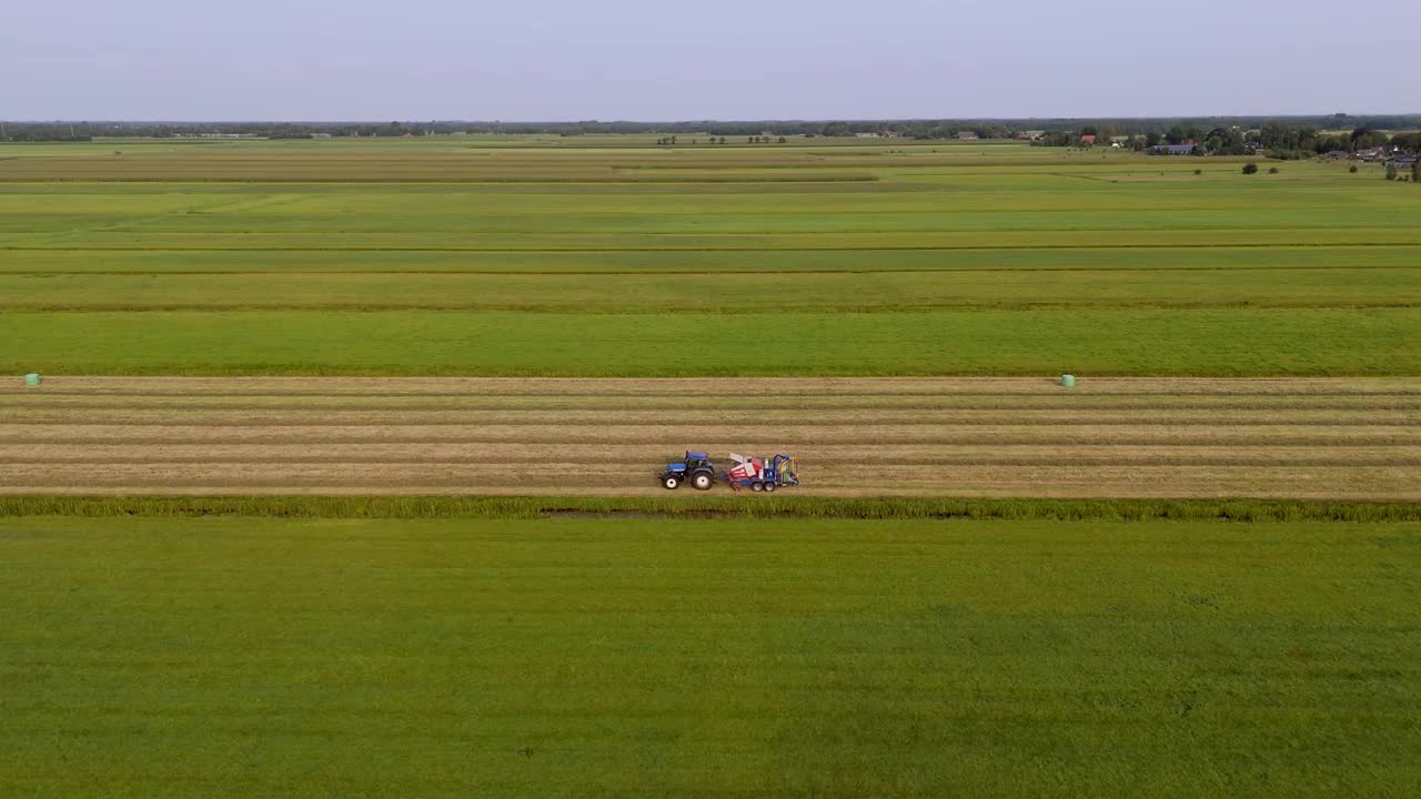 拖拉机在草地上把草压实成捆视频下载