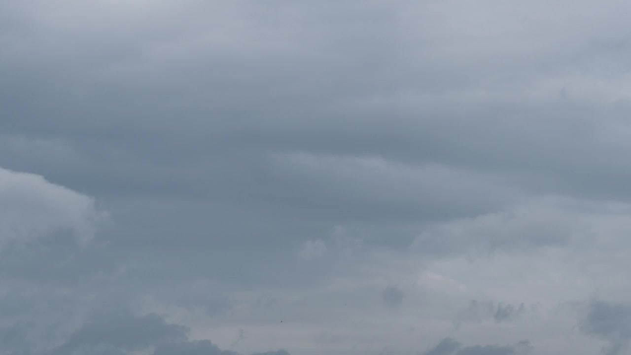 在印度拉贾斯坦邦的乌代普尔，季风季节天空中黑暗的暴风雨季风云的4K延时拍摄。在雨季，乌云在天空中移动。自然背景。视频下载