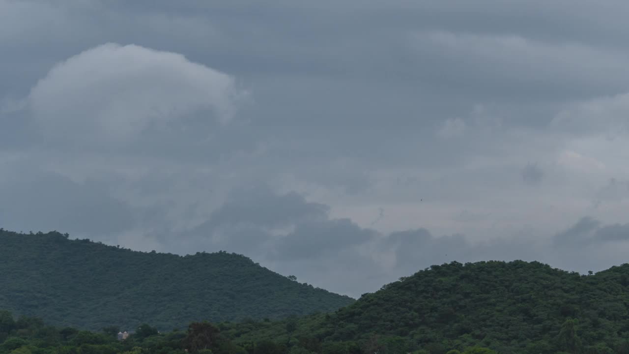 从印度拉贾斯坦邦乌代普尔拍摄的阿拉瓦利山脉上空的黑色季风云的4K延时拍摄。在季风季节，云在Aravalli山上移动。视频下载