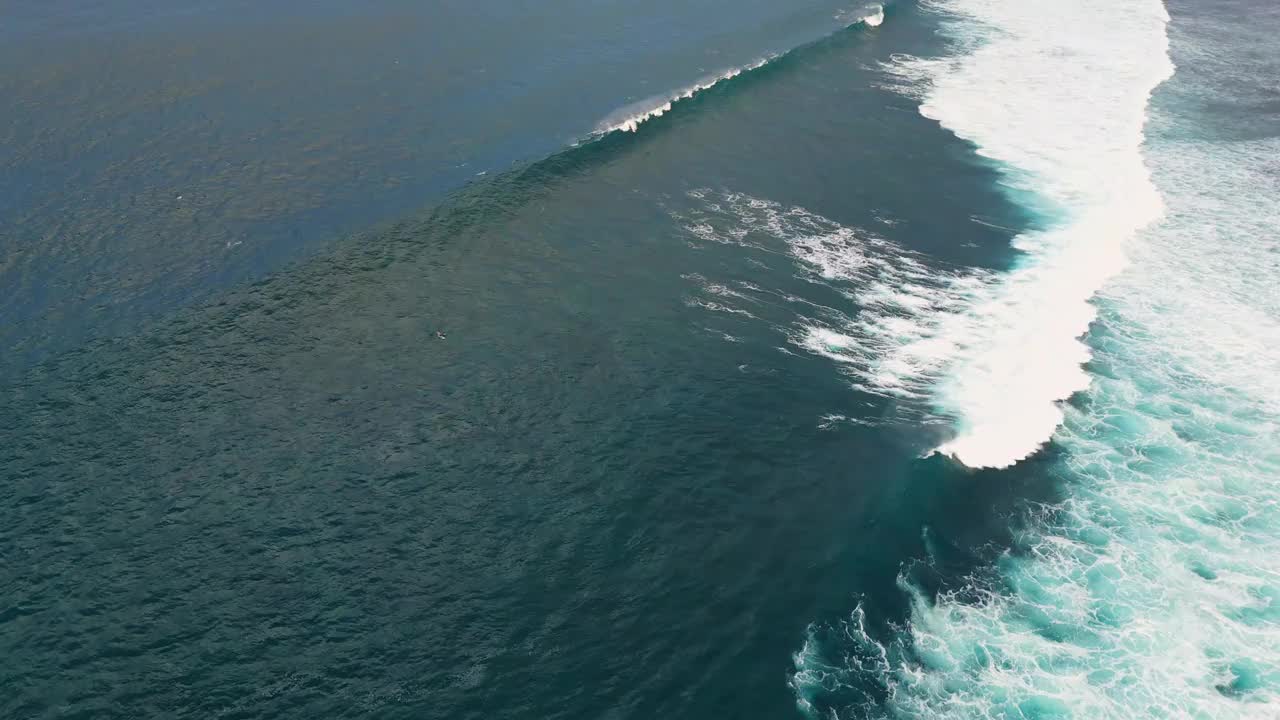 巴厘岛海岸线有海洋和完美的海浪。无人机拍摄的风景海景视频素材