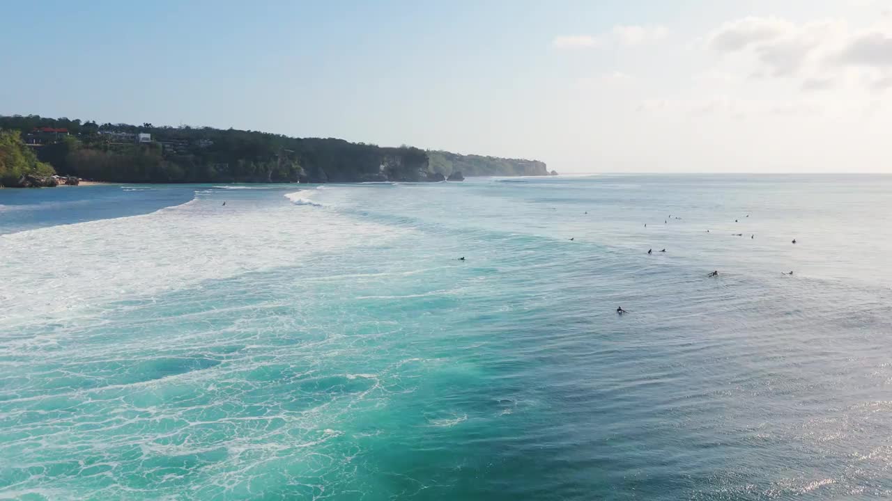 巴厘岛海岸线有海洋和完美的海浪。无人机拍摄的风景海景视频下载