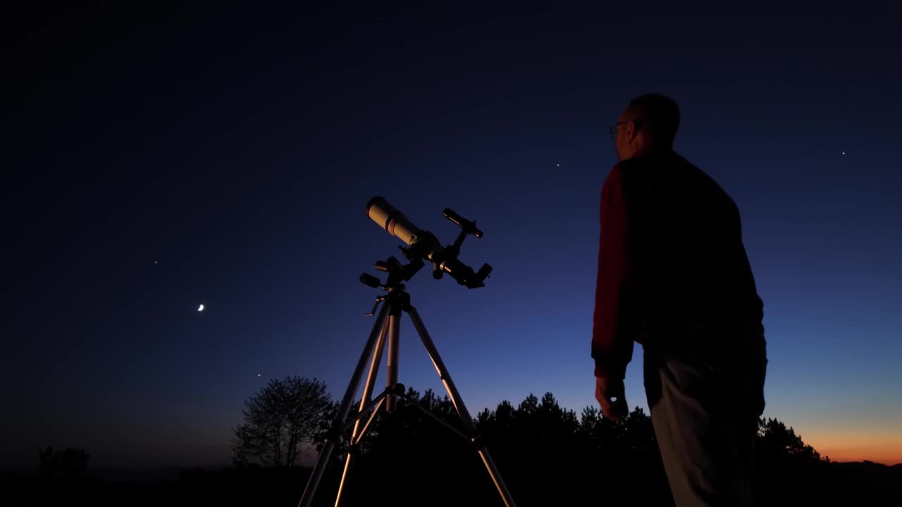 业余天文爱好者用望远镜观察夜空，观察行星、恒星、月亮和其他天体。视频下载