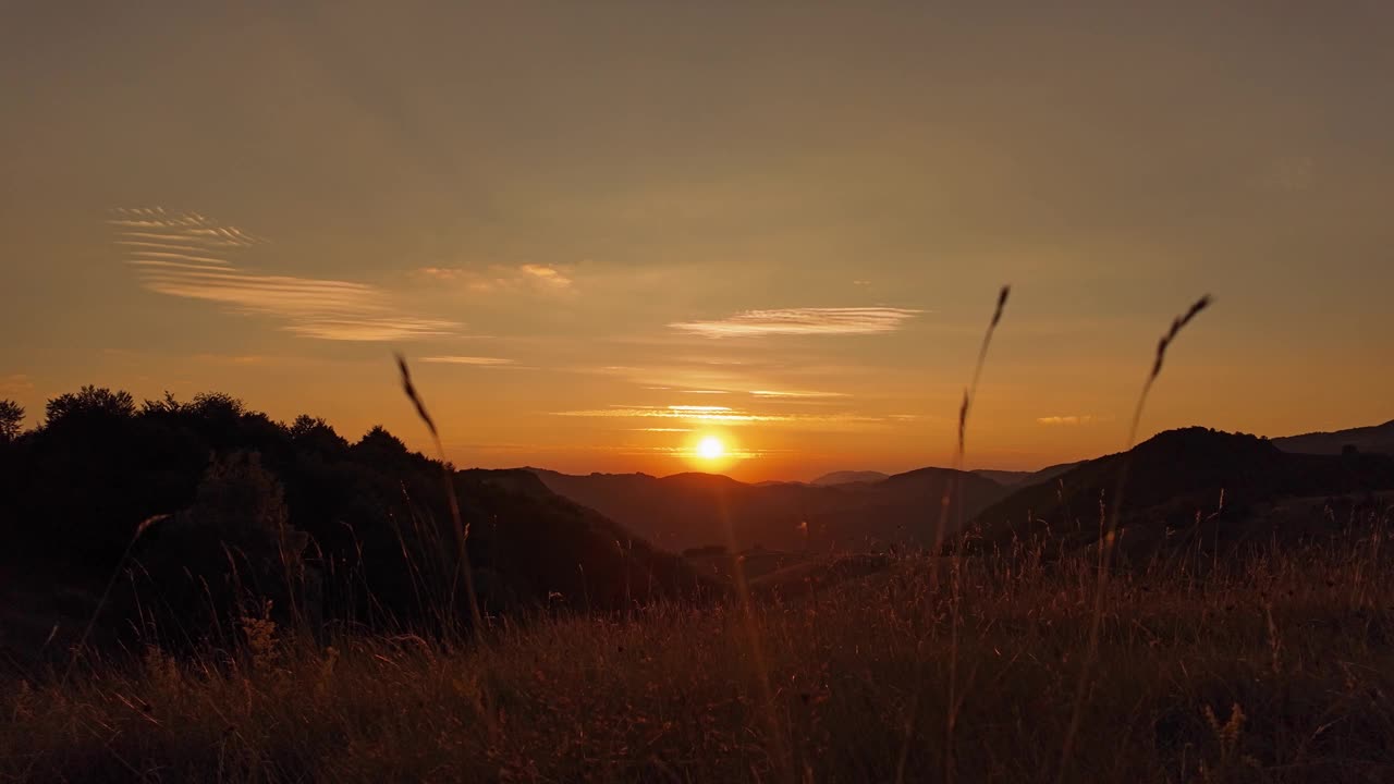 夏日的山野景色伴着金色的夕阳。视频下载