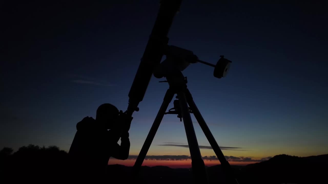 业余天文爱好者用望远镜观察夜空，观察行星、恒星、月亮和其他天体。视频素材