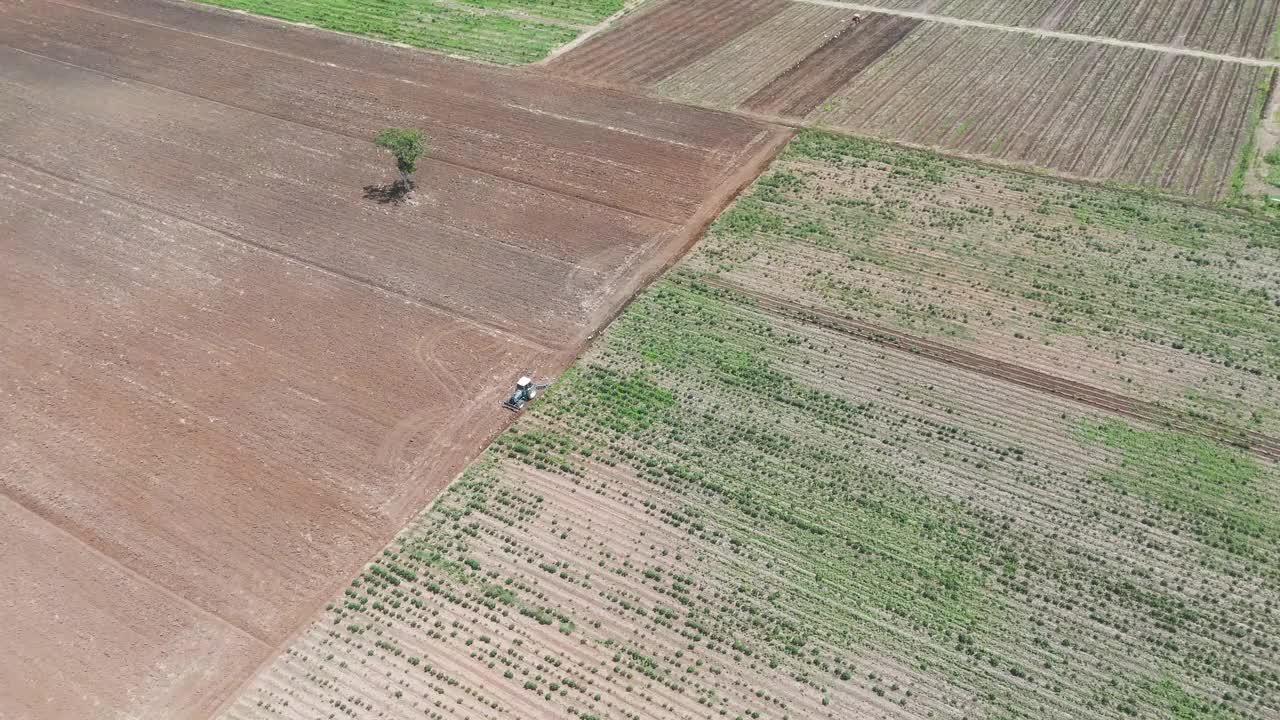 一辆拖拉机正在犁地视频下载