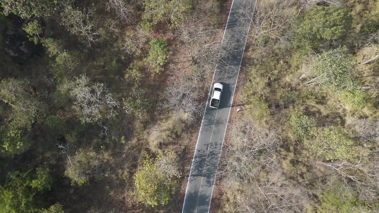 无人机拍摄鸟瞰风景，驾驶皮卡车在旱季偏僻的乡村道路上行驶视频下载