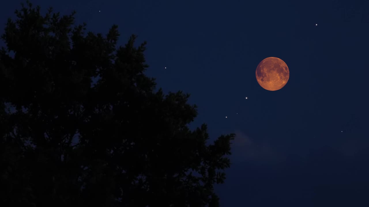 满月、星星和山水风景的剪影。视频下载