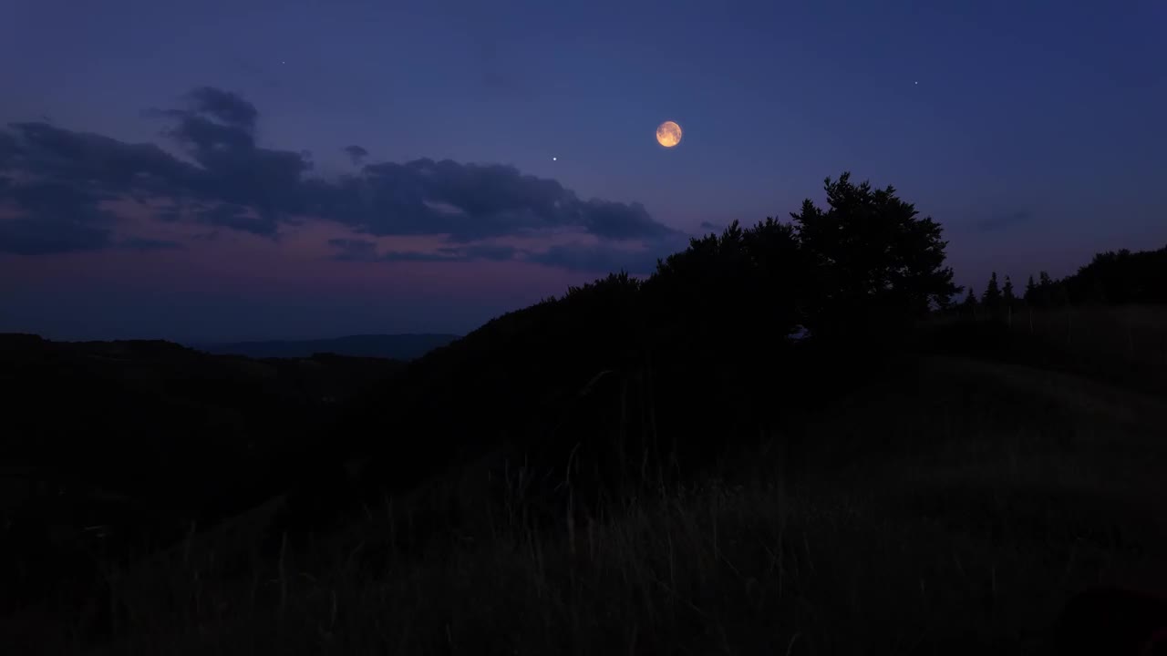 满月、星星和山水风景的剪影。视频下载