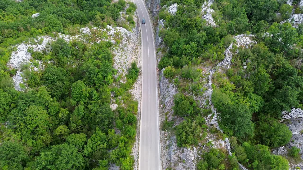 客货车在风景主要道路上穿过岩石山视频下载