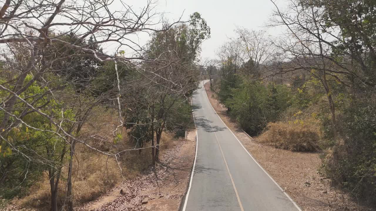 无人机拍摄的鸟瞰图，旱季荒无人烟的乡村森林附近风景优美视频下载