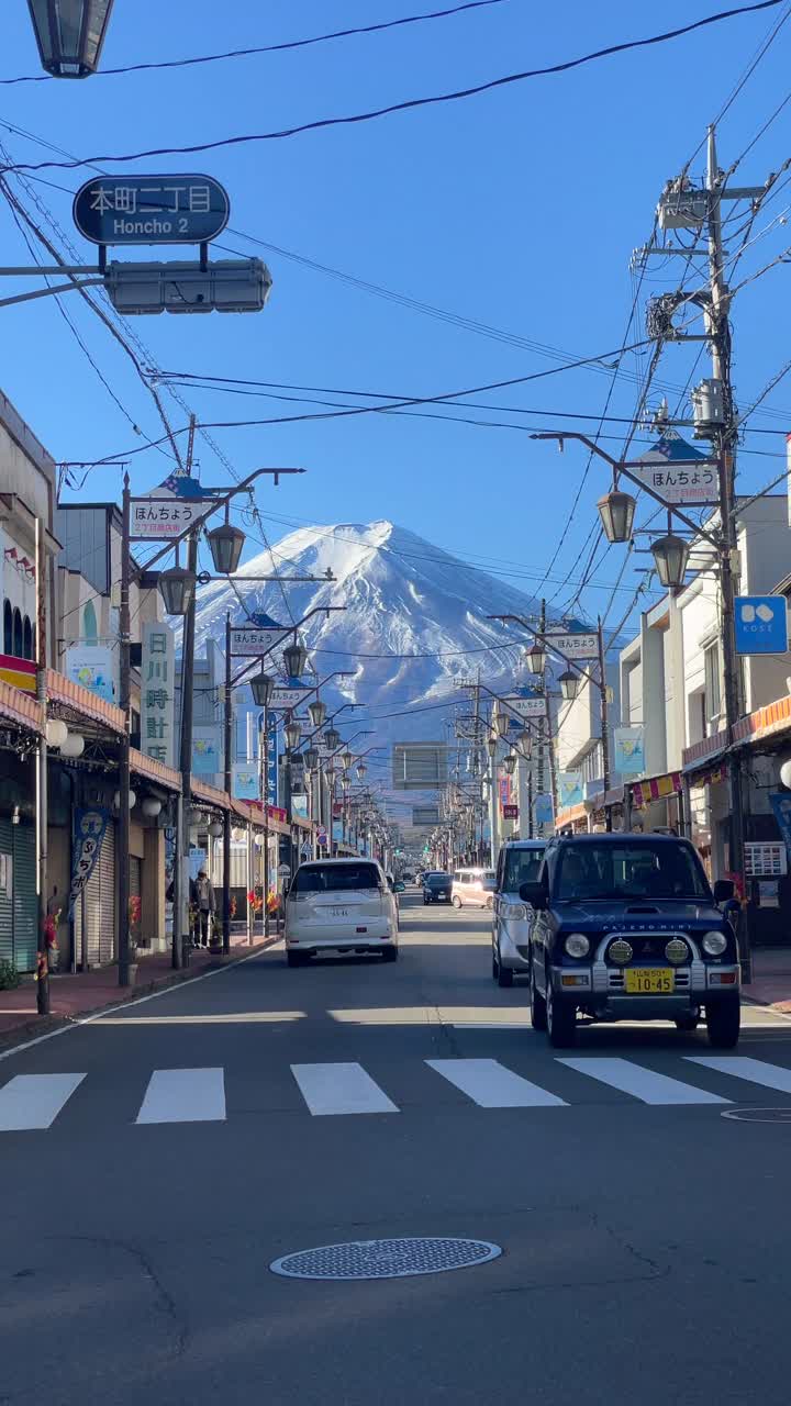 日本山梨县富士吉田，远眺富士山的本草街交通视频下载