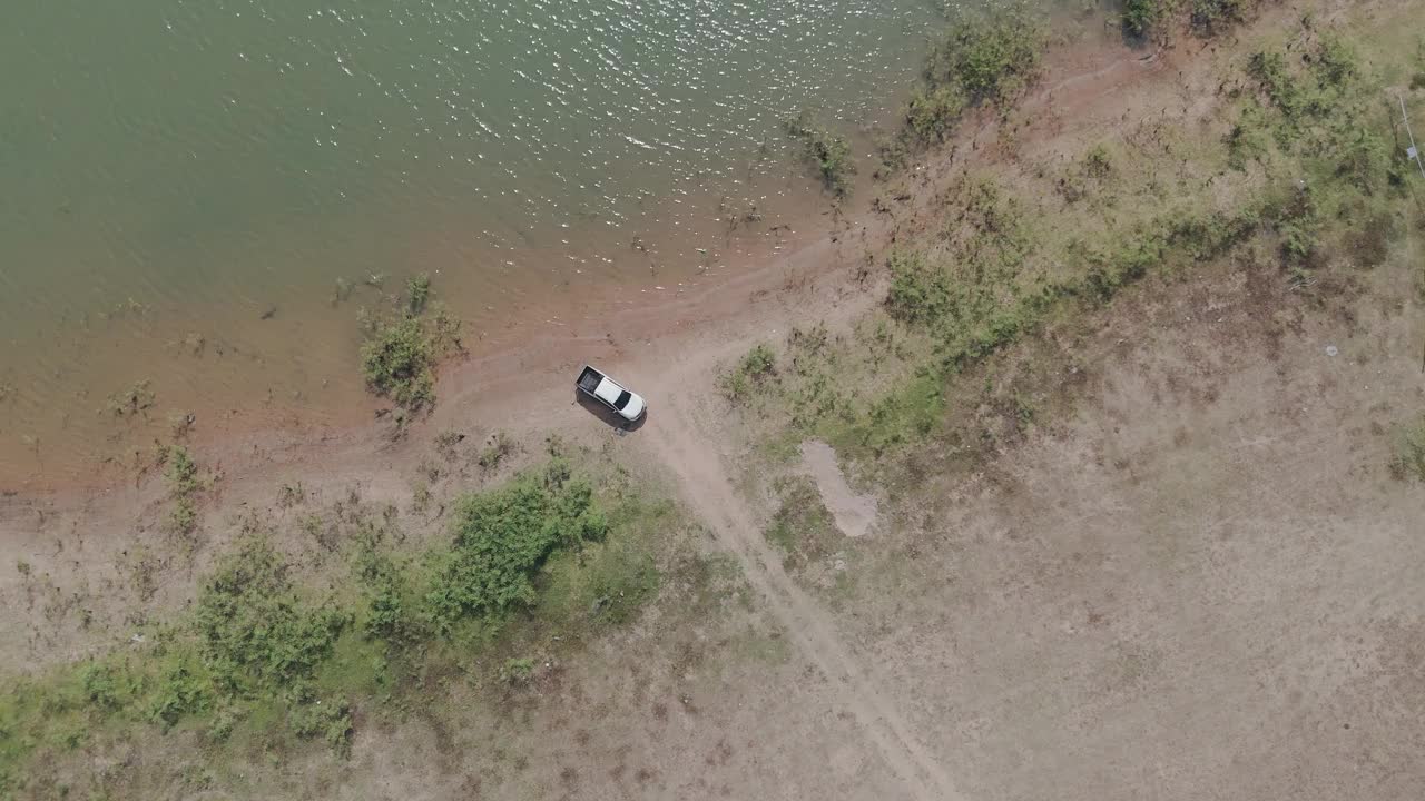 无人机拍摄鸟瞰风景，驾驶皮卡车在旱季偏僻的乡村道路上行驶视频下载