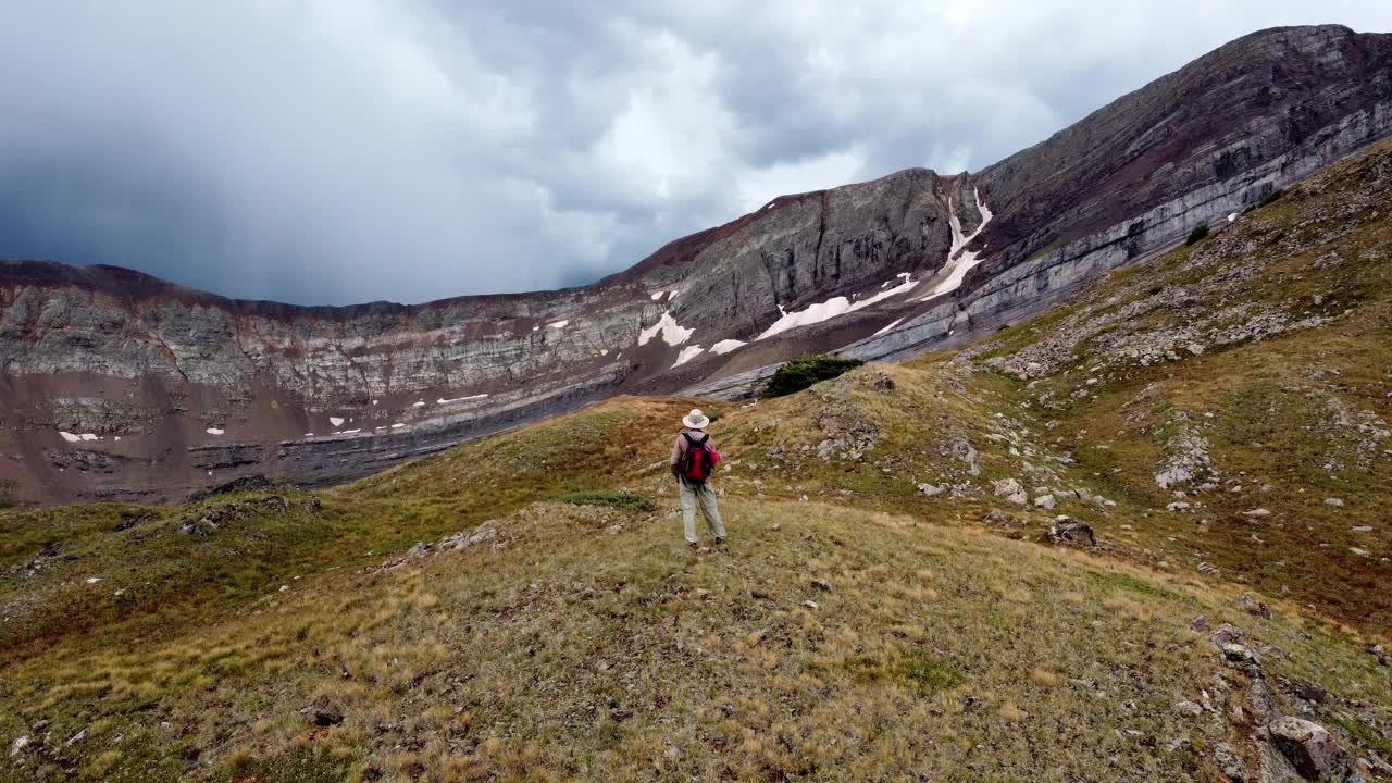 老人在山上徒步旅行视频素材