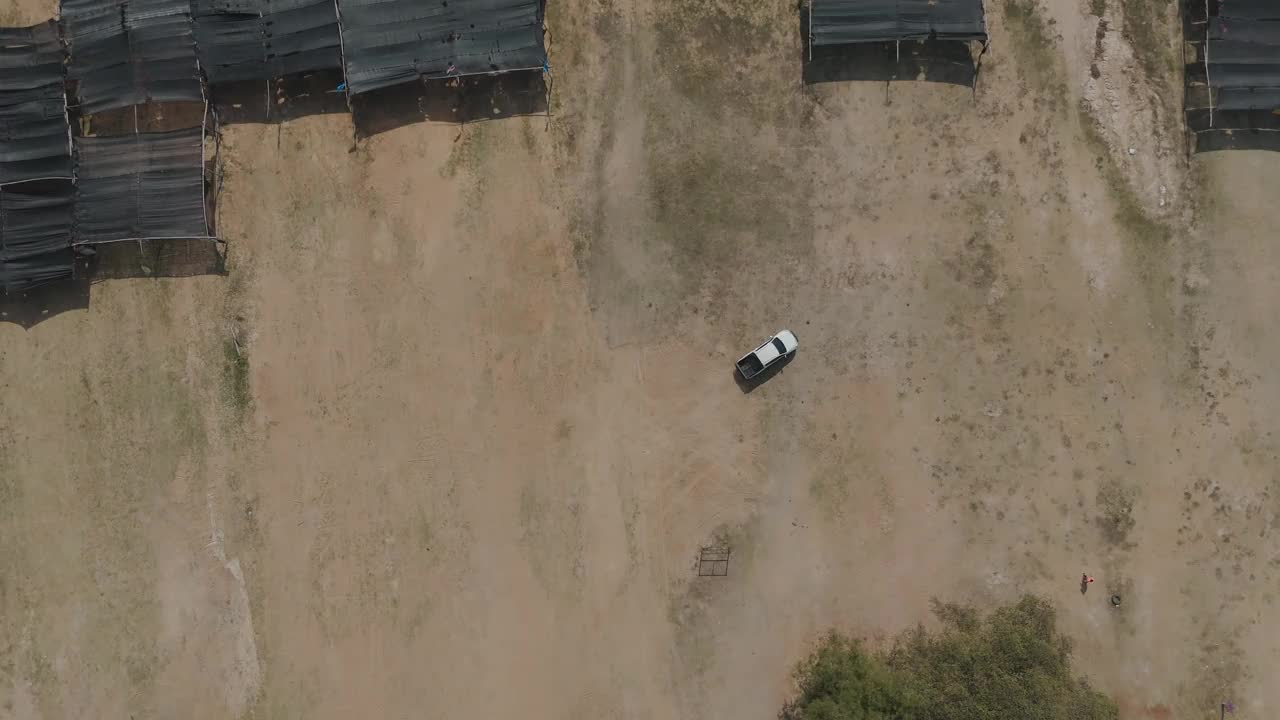 无人机拍摄鸟瞰风景，驾驶皮卡车在旱季偏僻的乡村道路上行驶视频下载