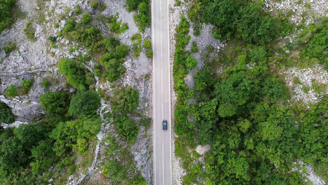 穿过落基山的风景大道上的汽车视频下载