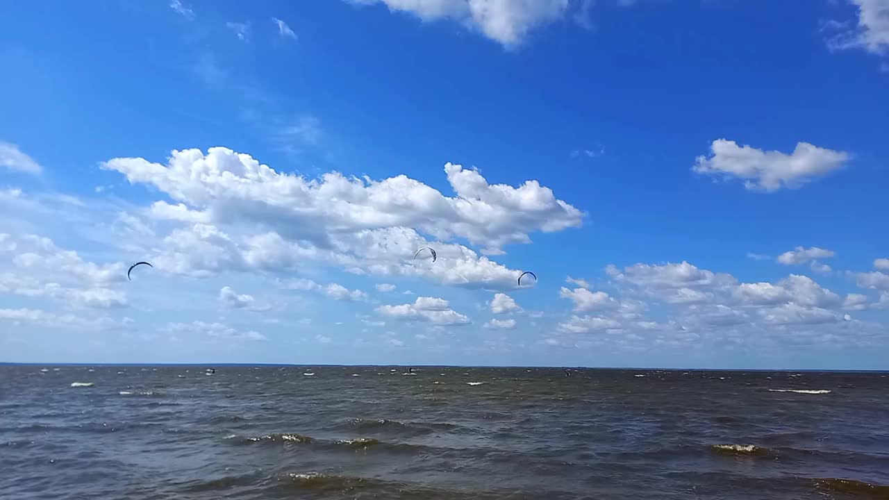 专业的冲浪者风筝冲浪夏天在基辅水库，乌克兰。极限水上运动。水上风筝板训练。风筝冲浪的肾上腺素。视频下载