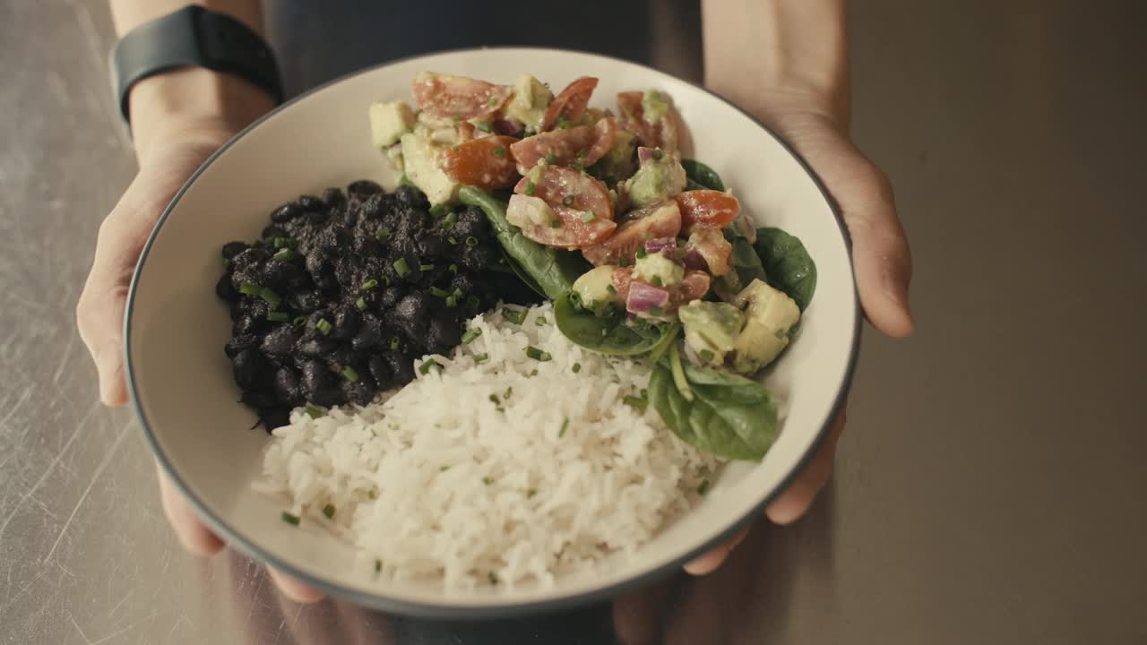 手持素食黑豆印度香米沙拉碗视频素材